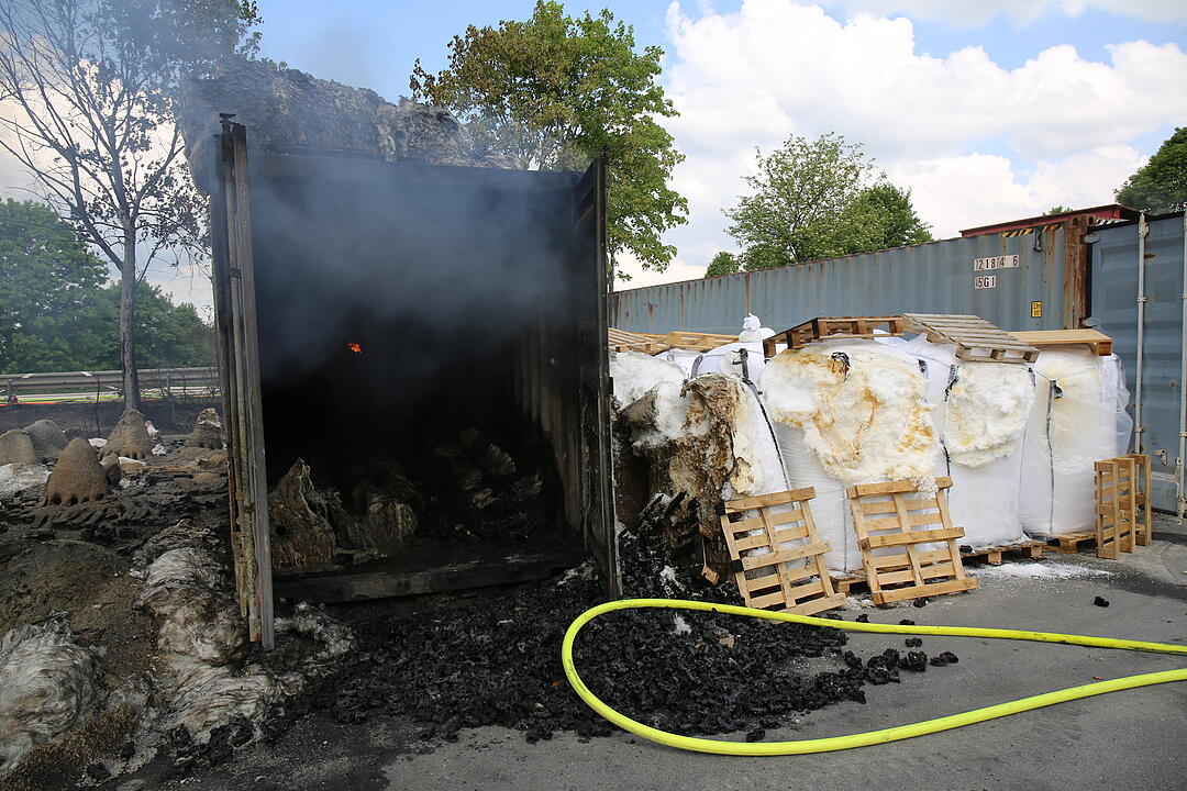 Firmengebäude in Oberfranken geht in Flammen auf