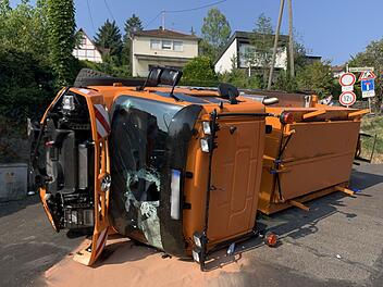 Ein 29-Jähriger wurde in Würzburg unter einem Lastwagen eingeklemmt und tödlich verletzt.