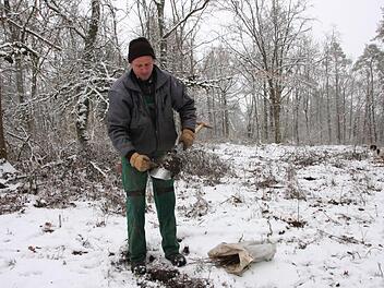 Baumpflanzer Algiment Senda zeigt, wie wenig Erdboden am Michelsberg vorhanden ist, ehe er beim Ausheben des Pflanzlochs auf Stein stößt. Foto: Heike Beudert