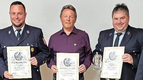 Ehrungen bei der Feuerwehr Kleinwenkheim mit (von links) Kommandant Marco Gessner, Ewald Schlembach und Sven Weipert. Sie wurden f&uuml;r 25 und 40 Jahre Mitgliedschaft geehrt.