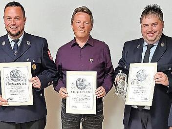 Ehrungen bei der Feuerwehr Kleinwenkheim mit (von links) Kommandant Marco Gessner, Ewald Schlembach und Sven Weipert. Sie wurden f&uuml;r 25 und 40 Jahre Mitgliedschaft geehrt.