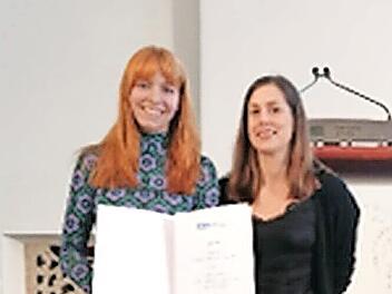Viktoria Schmück zusammen mit Lehrerin Karina Kociper