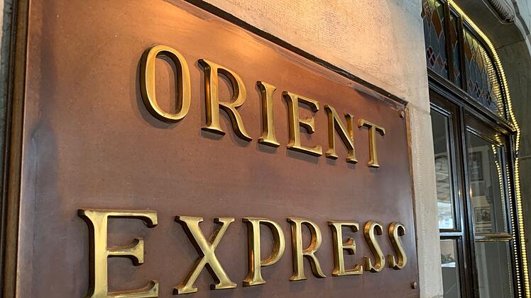 Im Bahnhof Sirkeci in Istanbul, wo der Orientexpress einst endete, erinnert noch heute ein Restaurant an den ber&uuml;hmten Fernzug.