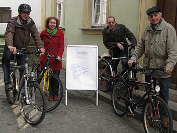 Mittendrinn-Betreuer Franz Werner, Ute Seven, Xaver Nistler und Stammgast Johann Merkel, die sich vor dem Generationentreff schon mal auf die Fahrradbörse am 13. April einstellen. Foto: Konrad Götz