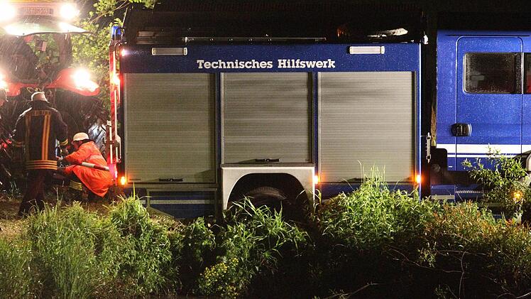 Mit vereinten Kräften kämpften Feuerwehr und THW in der Nacht auf Montag gegen einen drohenden Dammbruch am Tretzendorfer Weiher. Foto: News5 / Herse
