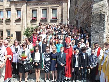 Alle Firmlinge stellten sich nach dem Gottesdienst zu diesem Erinnerungsfoto. Foto: Manfred Welker