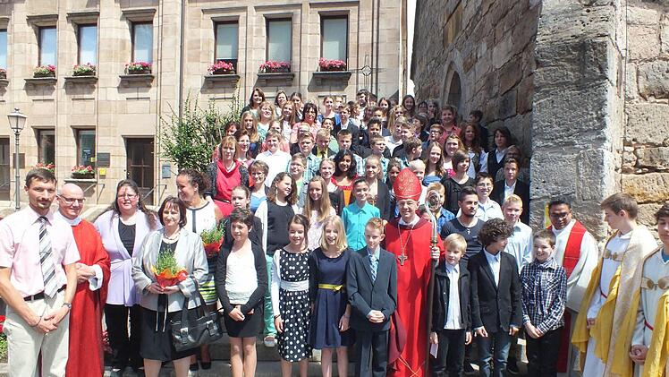 Alle Firmlinge stellten sich nach dem Gottesdienst zu diesem Erinnerungsfoto. Foto: Manfred Welker