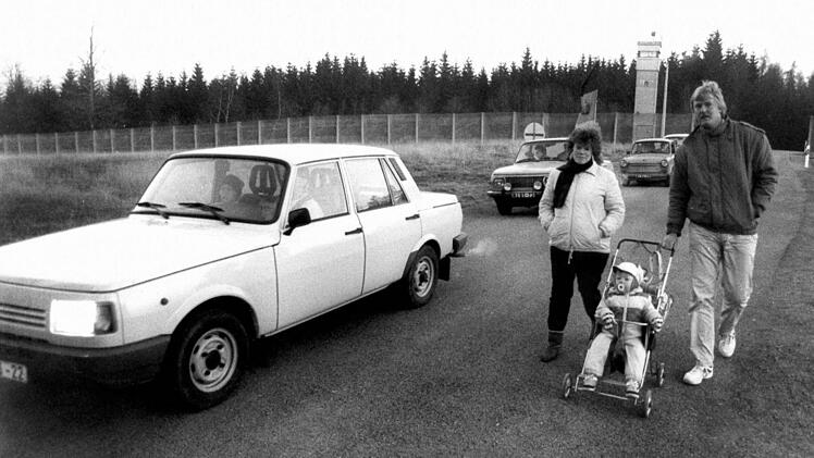 Endlose Wartburg- und Trabi-Schlangen fuhren von Lobenstein nach Nordhalben. Auch Fußgänger nahmen den langen Weg auf sich. Foto: Archiv
