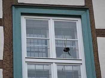Ein Feuerwerkskörper beschädigte am Rathaus in Münnerstadt die Fensterscheiben. Foto: Björn Hein