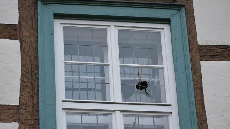 Ein Feuerwerkskörper beschädigte am Rathaus in Münnerstadt die Fensterscheiben. Foto: Björn Hein