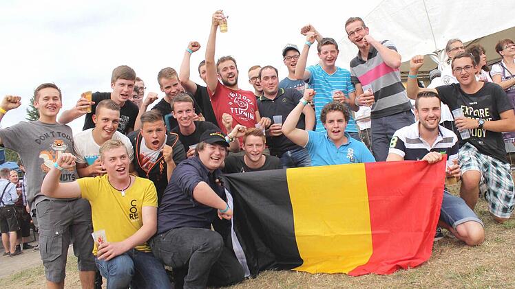 Viele Fans aus Nachbarländern waren wieder in Kirchaich. Auch diese große belgische Gruppe reiste eigens für das "Dorfair 2015" nach Kirchaich.