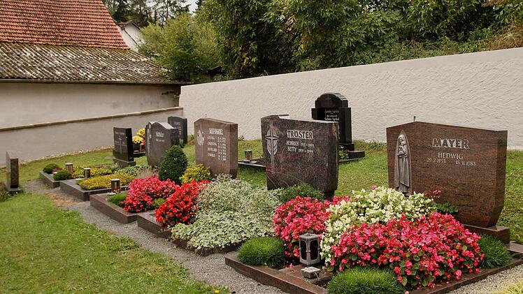 Völlig saniert wurde die Mauer, die den gesamten Friedhof umgibt. Foto: Günther Geiling