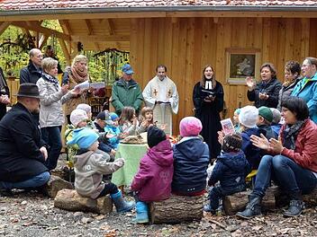 Klein und Groß freuen sich über den neuen Waldkindergarten im Gemeindewald Formholz. Fotos: Andrea Spörlein