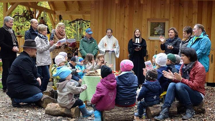 Klein und Groß freuen sich über den neuen Waldkindergarten im Gemeindewald Formholz. Fotos: Andrea Spörlein