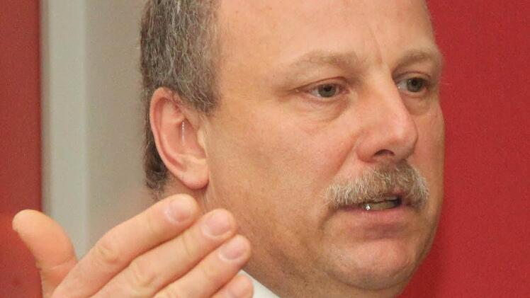 Jürgen Karg bleibt auch im Wahlkampf authentisch: sachlich, solide, sauber. Bei seinem Wahlkampfauftakt am Freitagabend in Willmersreuth freut er sich über ein volles Haus.  Foto: Stephan Tiroch