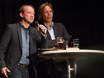 Wolfram Weltzer (links) und Harald Welzer suchten (und fanden) in der Eggerbachhalle den Dialog mit 350 Besuchern. Foto: Barbara Herbst