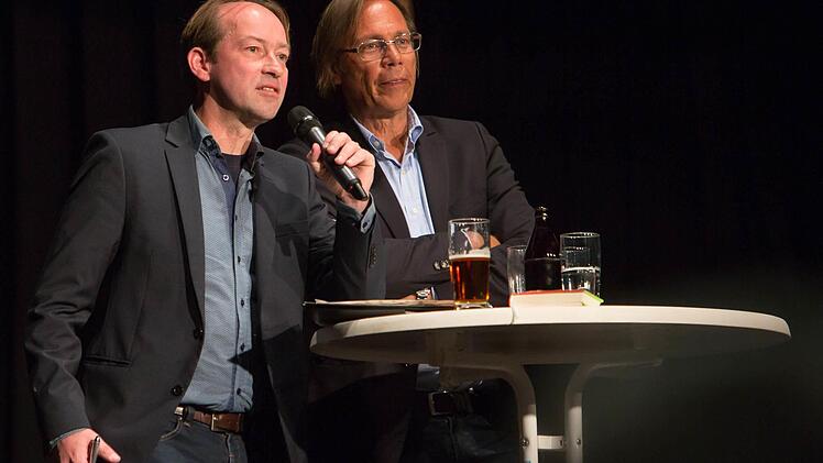 Wolfram Weltzer (links) und Harald Welzer suchten (und fanden) in der Eggerbachhalle den Dialog mit 350 Besuchern. Foto: Barbara Herbst