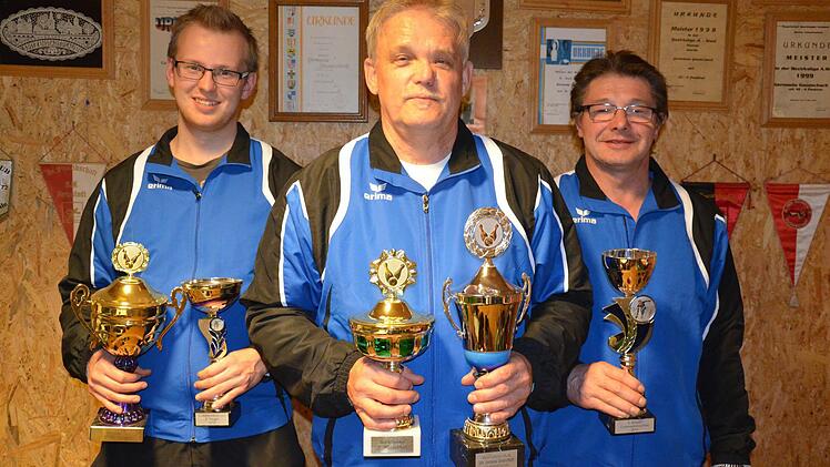 Das sind die besten Kegler der Clubmeisterschaften sowie die Schnittbesten in ihren Mannschaften. Von links: Tobias Weidl (Schnittbester erste Mannschaft sowie Vize-Clubmeister), Siegfried Dill (zum vierten Mal in Folge Clubmeister sowie Schnittbester der zweiten Mannschaft) und Gerd Reuter (Dritter der Clubmeisterschaften) Foto: Jana Keul