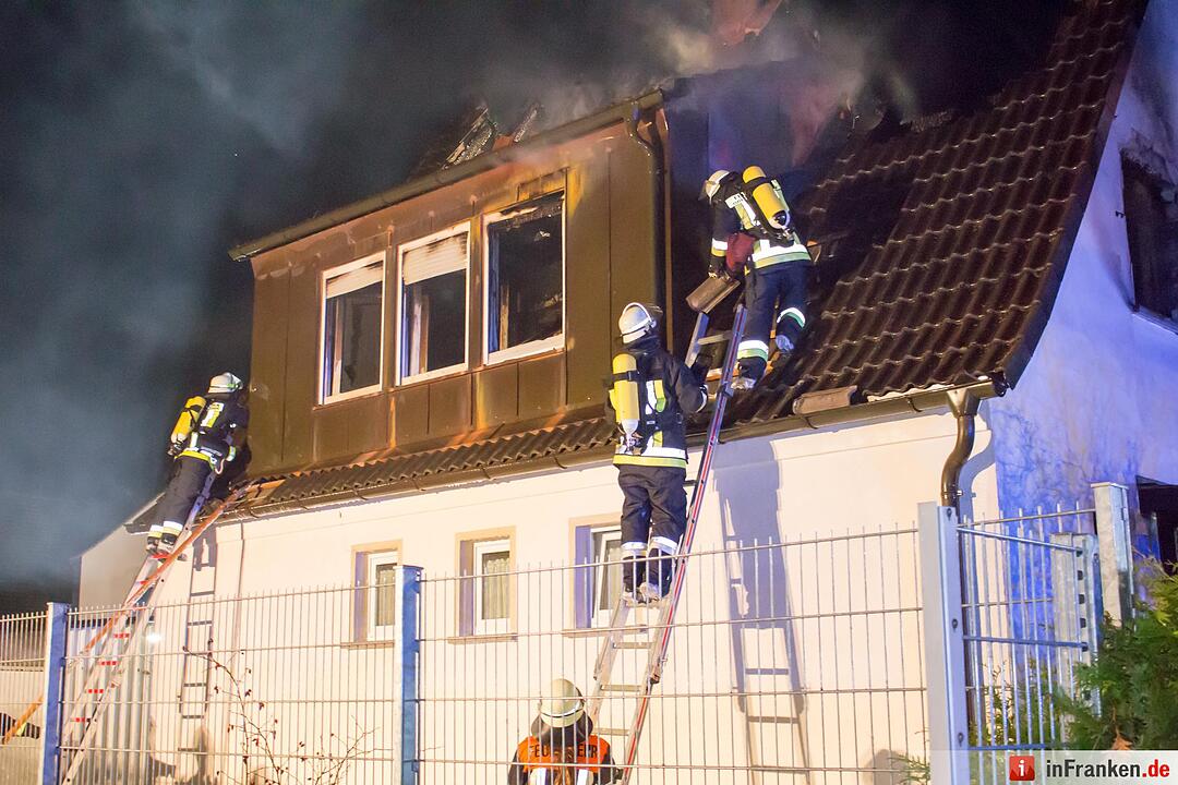 Wohnhaus wird durch Blitzschlag ein Raub der Flammen - Bewohner können sich rechtzeitig retten - Brand hält rund 100 Feuerwehrleute in Atem
