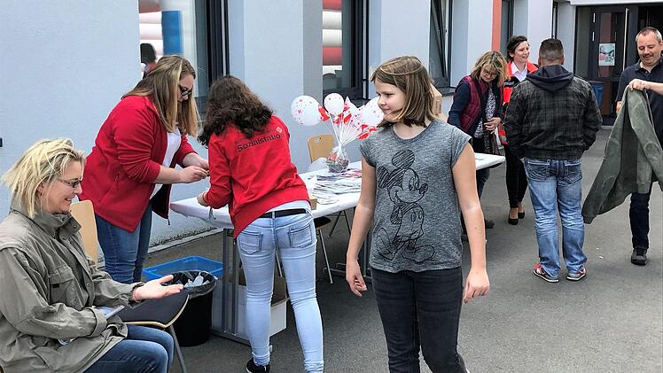 Das Team der Sozialstation bot Blutzucker- und Blutdruckmessungen an. Foto: Will