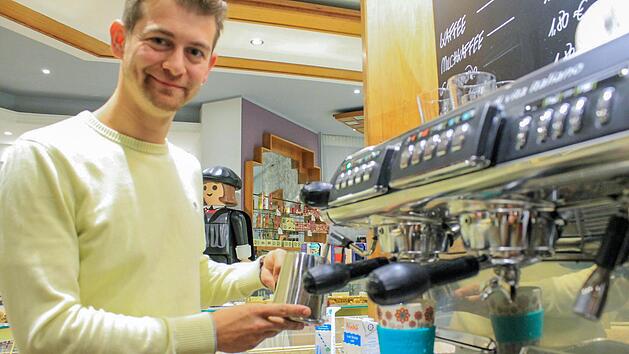 Max Schubert bietet auch eigene Mehrwegbecher f&uuml;r seine Kunden im Caf&eacute; Schubart an.  Foto: Dominic Buckreus