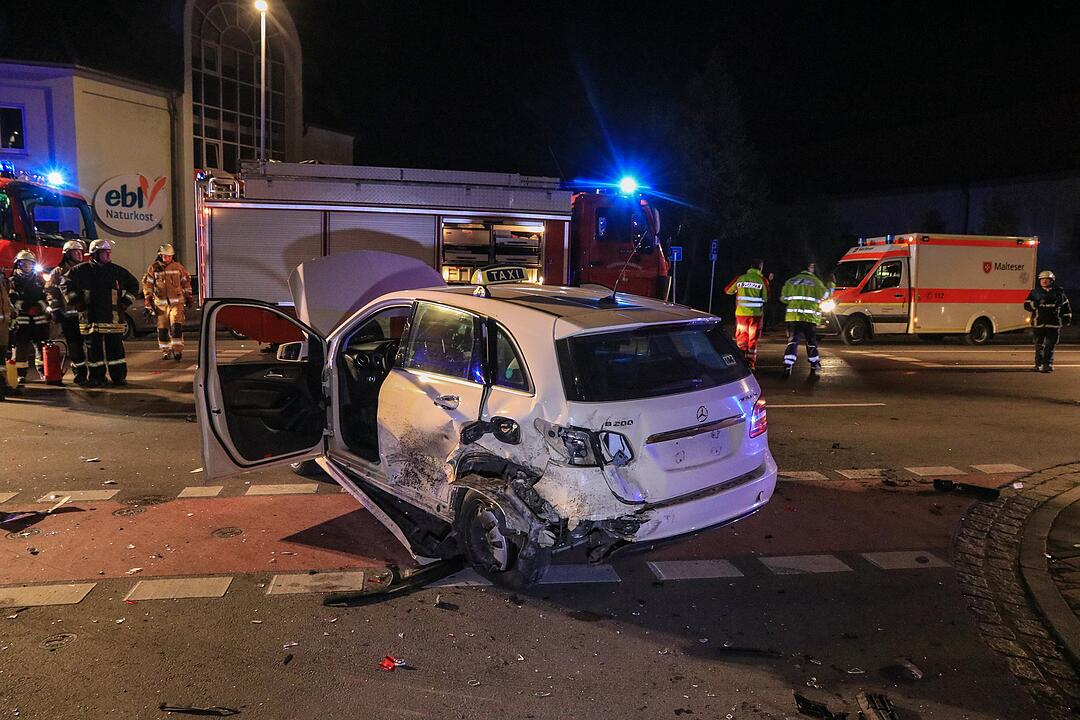 Bamberg: Auto kracht in Taxi - Verursacher flüchtet und lässt Verletzte zurück