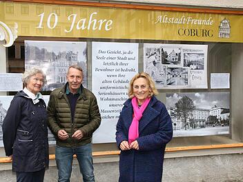 Die Altstadtfreunde Coburg erinnern mit einer Ausstellung über Coburger Bausünden an ihr zehnjähriges erfolgreiches Bestehen. Von links: Christine Böhm, Werner Minier und Vorsitzende Christa Minier. Foto: Desombre