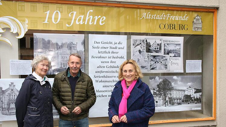 Die Altstadtfreunde Coburg erinnern mit einer Ausstellung über Coburger Bausünden an ihr zehnjähriges erfolgreiches Bestehen. Von links: Christine Böhm, Werner Minier und Vorsitzende Christa Minier. Foto: Desombre