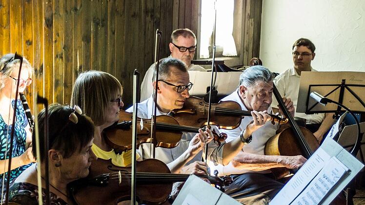 Ein abwechslungsreiches PRogramm rund um das Thema Puppen bot der Musizierkreis Neustadt unter der Leitung von Norbert Luche bei seiner Kaffeehausmusik.Foto: Jochen Berger