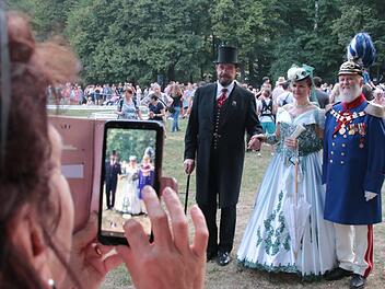 Neben den offiziellen "Historischen" sind auch Gäste beliebte Foto-Motive: Hier lassen sich Jürgen Wulf  und Ortrud Beerhorst mit Peter Krug, dem Darsteller von Prinzregent Luitpold, ablichten. Foto: Ralf Ruppert