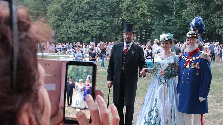 Neben den offiziellen "Historischen" sind auch Gäste beliebte Foto-Motive: Hier lassen sich Jürgen Wulf  und Ortrud Beerhorst mit Peter Krug, dem Darsteller von Prinzregent Luitpold, ablichten. Foto: Ralf Ruppert