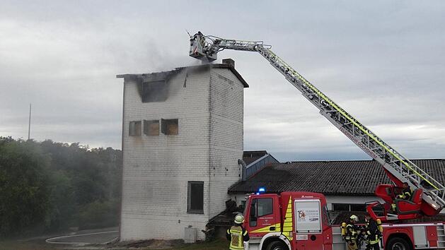 Der Sp&auml;nebunker einer Schreinerei in G&auml;dheim forderte einen Gro&szlig;einsatz von Feuerwehr und THW. Foto: Christian Licha