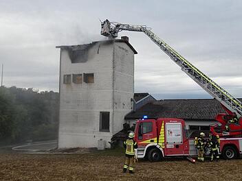Der Spänebunker einer Schreinerei in Gädheim forderte einen Großeinsatz von Feuerwehr und THW. Foto: Christian Licha