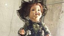 Diese Puppe ist 110 Jahre alt.