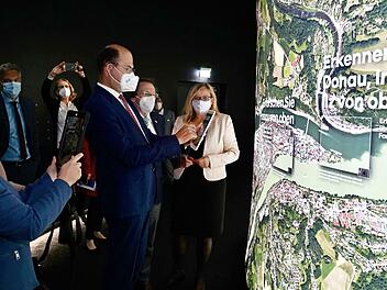 Minister Albert Füracker bei der Eröffnung der Ausstellung