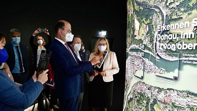 Minister Albert Füracker bei der Eröffnung der Ausstellung