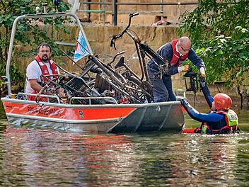 Bamberg: Helfer ziehen haufenweise Müll aus Kanal - Demo-Plakat, Fahrräder und Co.