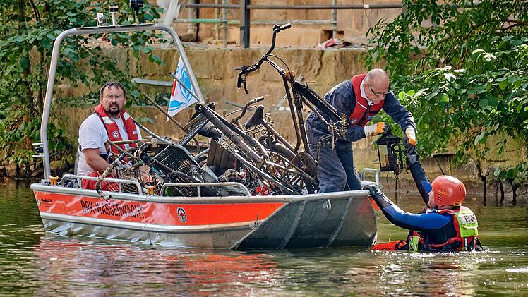 Bamberg: Helfer ziehen haufenweise M&uuml;ll aus Kanal - Demo-Plakat, Fahrr&auml;der und Co.
