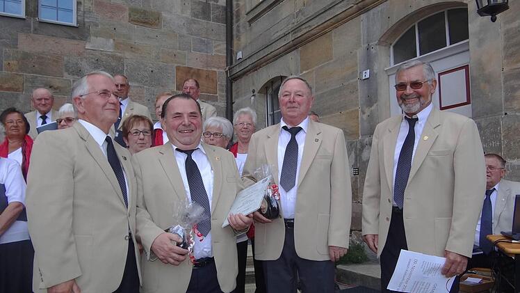 Adam Ort und Edmund Stahl wurden geehrt. Rechts Vorsitzender Heinz Henig und links Georg Pryzybilski. Foto: Johanna Eckert