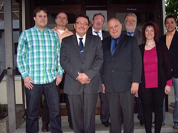 Der neue Bürgermeister Jürgen Wittmann (Mitte) sowie seine Stellvertreter Volker Gahn (rechts von ihm) und André Dehler (links von ihm).  Foto: Weidner