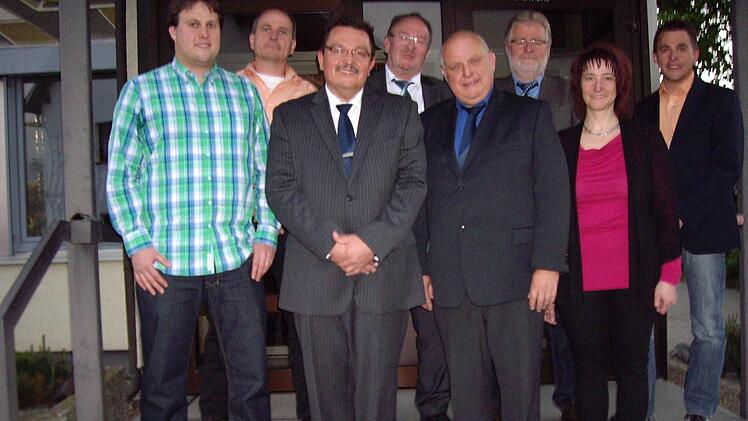 Der neue Bürgermeister Jürgen Wittmann (Mitte) sowie seine Stellvertreter Volker Gahn (rechts von ihm) und André Dehler (links von ihm).  Foto: Weidner