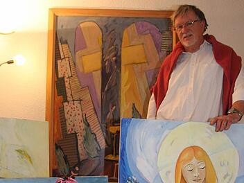 Kunstvereins-Vorsitzender Karol J. Hurec zeigt einige seiner eigenen Arbeiten. Foto: Sonja Adam