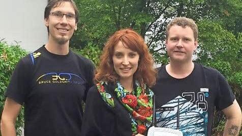 Alex Gutzeit (links, Freifunk Franken), Melanie Jäger (ehrenamtlich tätig für die Asylbewerber) und Max Wohlfart (Freifunk Franken) sorgten dafür, dass die Asylbewerber in Dippach ins Internet kommen.  Foto: privat