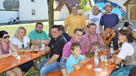 Die heimischen Musiker der "Lolitas", Manuel, Ludwig und Christian (von rechts) inmitten der Gäste