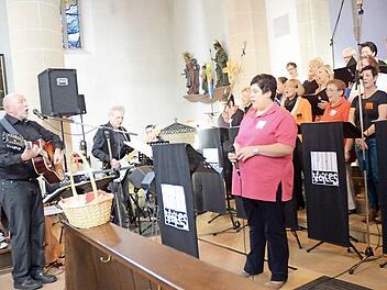 Spirit Voices mit den beiden Chorleitern Georg Kestel und Mathias Schülein (von links) lädt zum Benefizkonzert für 1000 Herzen ein.