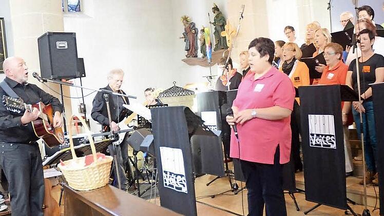 Spirit Voices mit den beiden Chorleitern Georg Kestel und Mathias Schülein (von links) lädt zum Benefizkonzert für 1000 Herzen ein.
