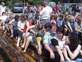 Die Mithlieder des Fanclubs - kurz bevor sie nass werden.  Foto: privat