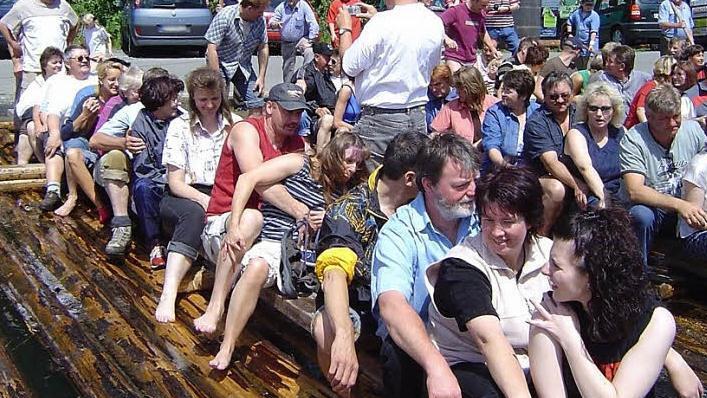 Die Mithlieder des Fanclubs - kurz bevor sie nass werden.  Foto: privat