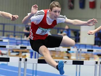 Justus Santjer war im Hürdensprint drauf und dran, bayerischer Meister zu werden, kam aber am letzten Hindernis aus dem Gleichgewicht und büßte noch den ersten Platz ein. Fotos: Theo Kiefner
