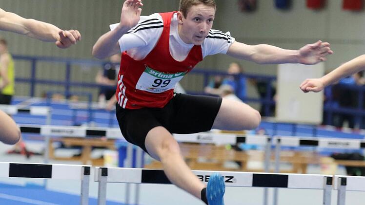 Justus Santjer war im Hürdensprint drauf und dran, bayerischer Meister zu werden, kam aber am letzten Hindernis aus dem Gleichgewicht und büßte noch den ersten Platz ein. Fotos: Theo Kiefner
